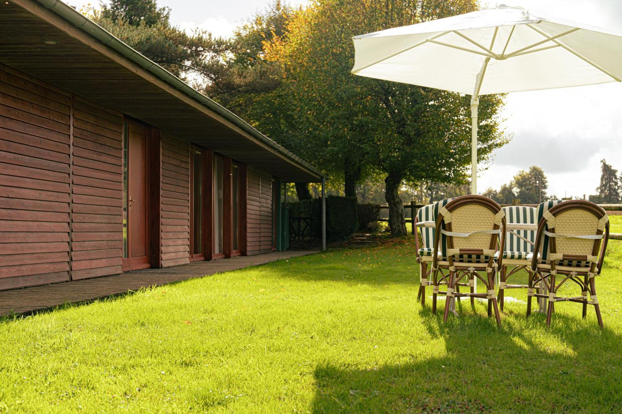Готель Le Manoir Du Lys, The Originals Relais Bagnoles de l'Orne Normandie Екстер'єр фото