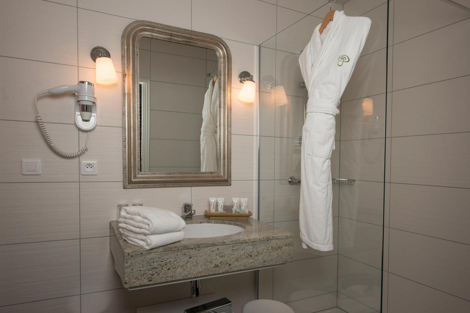 Готель Le Manoir Du Lys, The Originals Relais Bagnoles de l'Orne Normandie Екстер'єр фото